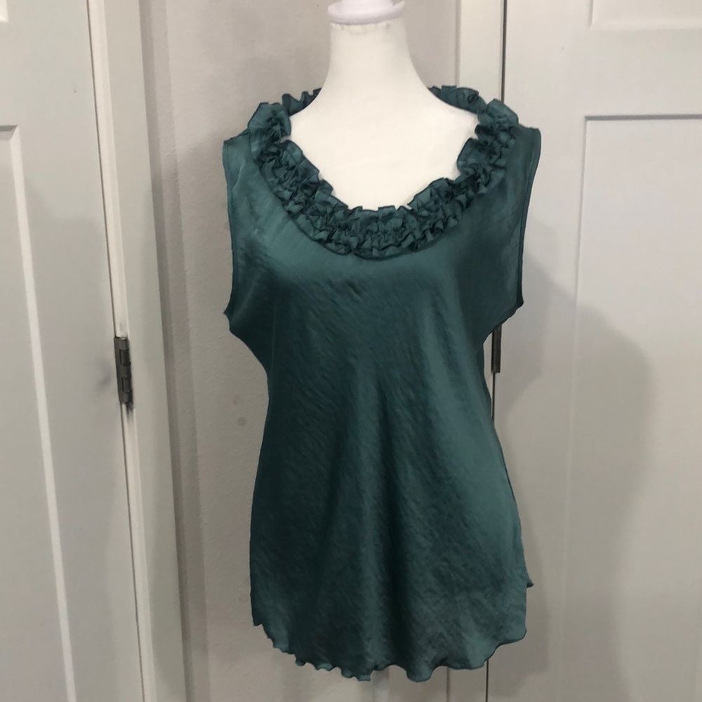 Signature by Larry Levine Green Sleeveless  Top. Ruffle Neck , Size Med satiny
